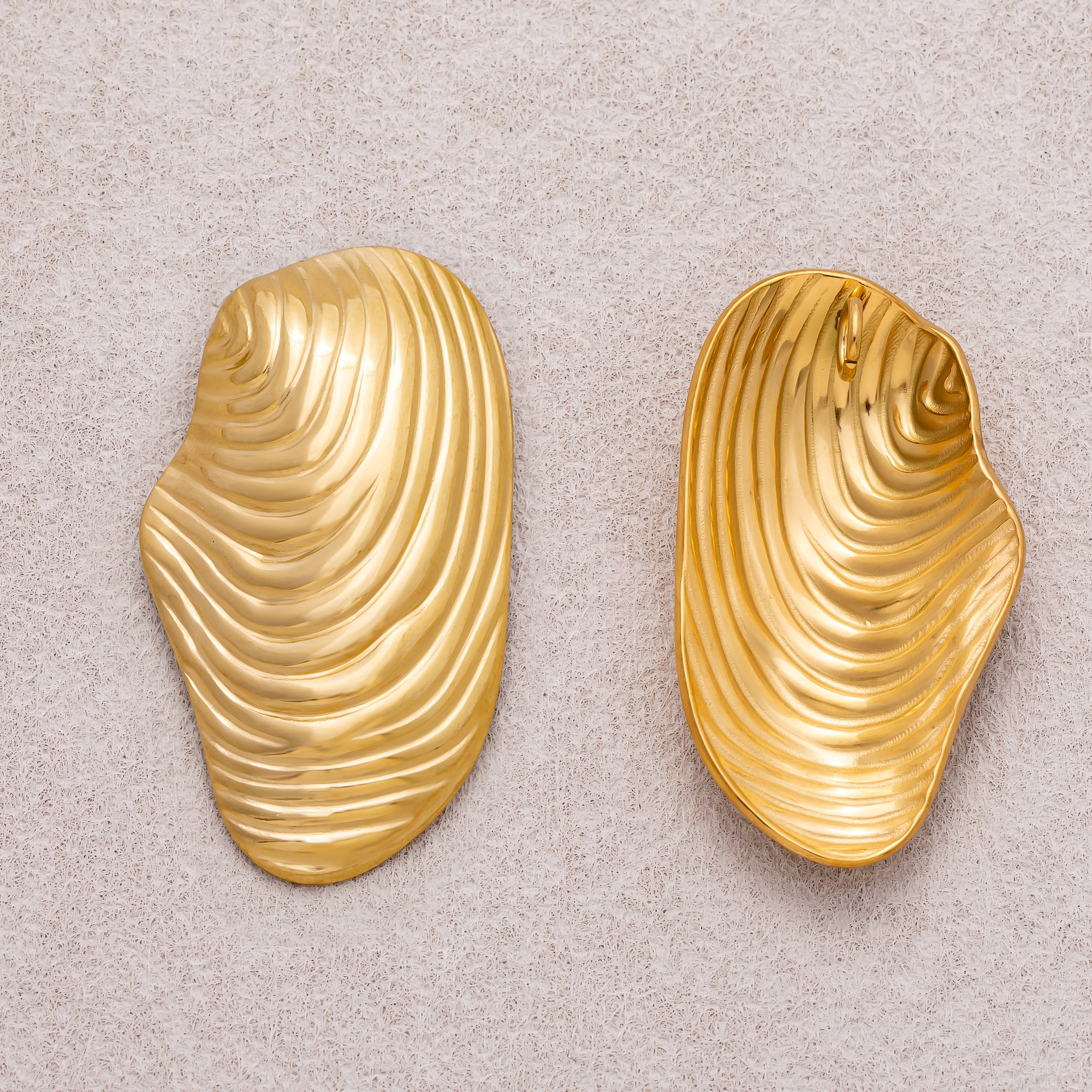 Gold PVD Stainless Steel Ribbed Seashell Mussel Pendant