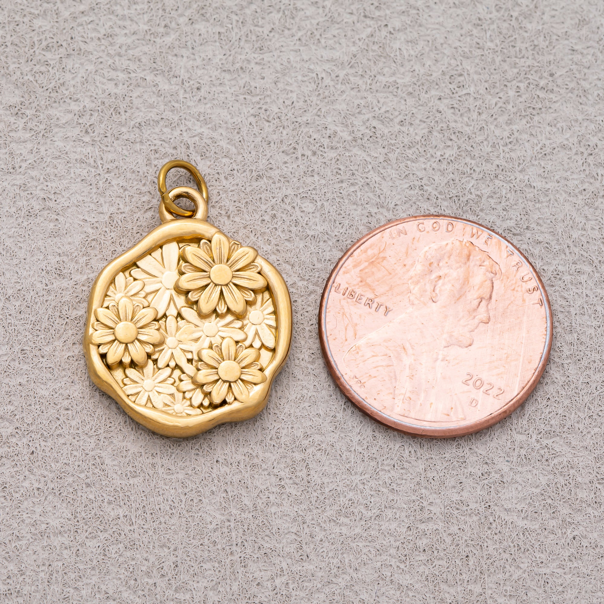Gold PVD Stainless Steel Cluster Flower Irregular Round Charm